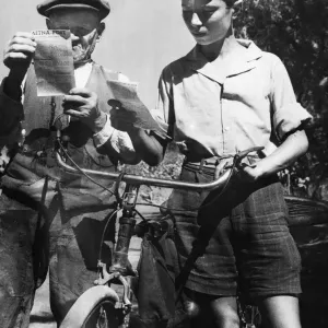 Black and white print of two Sicilians reading leaflets