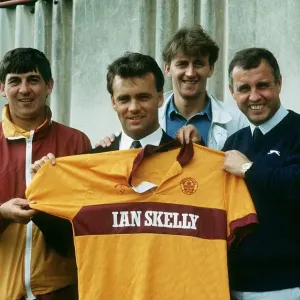 Neue Motherwell-Schürze-Trainer Davie Cooper hält die Mannschaftsshirt in der Hand, während er mit dem Verantwortlichen steht Neue Motherwell-Schürze-Trainer Davie Cooper hält die Mannschaftsshirt in der Hand, während er mit dem Verantwortlichen steht