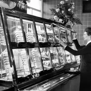 Nuovo bar per snack auto servizio refrigerato presso la stazione di St Pancras, Londra, 15 ottobre 1959. Nuovo bar per snack auto servizio refrigerato presso la stazione di St Pancras, Londra, 15 ottobre 1959.
