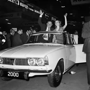 Le nouveau Rover 2000 a été accueilli avec enthousiasme par l'acteur Sid James.