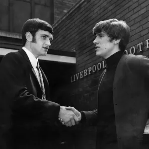 El nuevo fichaje Larry Lloyd es recibido por Emlyn Hughes al llegar a Anfield.