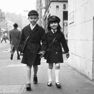 Nuove divise per tornare a scuola dopo le vacanze di metà termine 7 febbraio 1967. Nuove divise per tornare a scuola dopo le vacanze di metà termine 7 febbraio 1967.