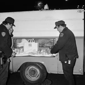 New York Police enjoying a Burger King meal from the side of a van. 13th February 1981 New York Police enjoying a Burger King meal from the side of a van. 13th February 1981