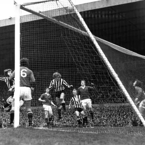 Le défenseur central de Newcastle Pat Howard (au centre) se joint aux attaquants Malcolm Macdonald.