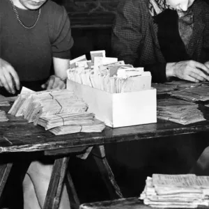 L'office alimentaire de Newcastle, où le personnel était occupé en décembre 1940 à organiser la mise en œuvre de.