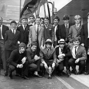 El equipo juvenil de Newcastle United regresando desde Holanda después de ganar al Feyenoord.