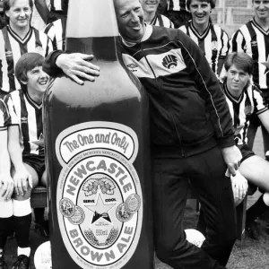 L'allenatore del Newcastle United, Jack Charlton, si diverte con una bottiglia gigante di Newcatle.