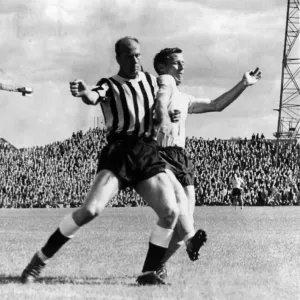 Newcastle United contra Southampton. Medio izquierdo de Newcastle, Jim Iley.