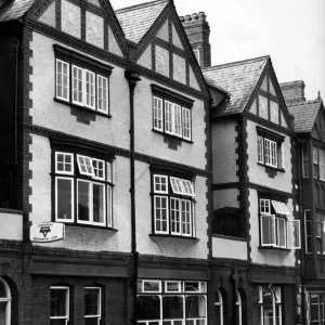 Die neu eröffnete YWCA an der Stadtstraße im Chester, Cheshire gibt es eine Mangel an jungen Frauen aufsucht