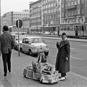 Vendeuse de journaux sur la Kurfürstendamm, Berlin, se réchauffe avec une tasse de café. Vendeuse de journaux sur la Kurfürstendamm, Berlin, se réchauffe avec une tasse de café.