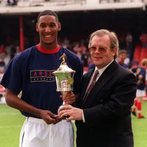 Nicolas Anelka futbolista del Arsenal mayo de 1999 recibe su PFA Young Player of.
