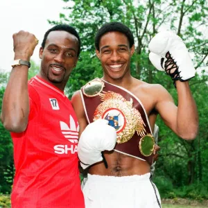 Nigel Benn verließ mit Fußballspieler Paul Ince von Manchester United Nigel Benn verließ mit Fußballspieler Paul Ince von Manchester United