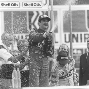 NIGEL MANSELL CELEBRATING WINNING THE BRITISH GRAND PRIX AT BRANDS HATCH - 13 / 07 / 1986 NIGEL MANSELL CELEBRATING WINNING THE BRITISH GRAND PRIX AT BRANDS HATCH - 13 / 07 / 1986