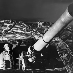 Night scenes on the British front in France, A gun crew of the British Expeditionary Night scenes on the British front in France, A gun crew of the British Expeditionary