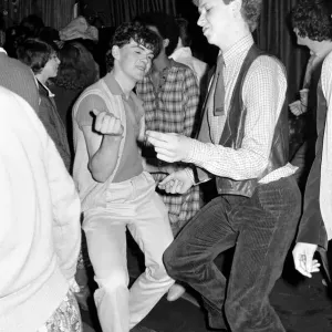 Bares de noche: Fiebre del disco en The Kings, Seven Kings, Ilford, Essex.