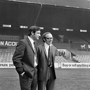 Nobby Stiles signs for Middlesbrough F. C. He is pictured with Manager Stan Anderson. 1971
