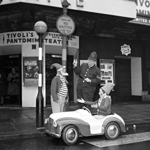 Noddy outside Princess Theatre in London December 1957