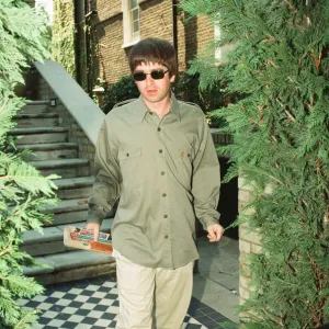Noel Gallagher saliendo de su casa Supernova Heights en el norte de Londres. Noel Gallagher saliendo de su casa Supernova Heights en el norte de Londres.