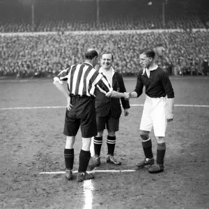 Nottingham Forest v Sheffield United March 1928. Forest skipper Bill Thompson