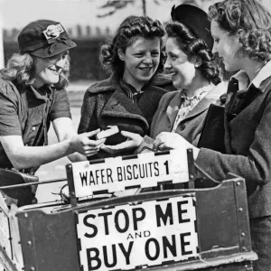 Nottingham Women in Wartime Print - 1945 Ice Cream Saleswoman Nottingham Women in Wartime Print - 1945 Ice Cream Saleswoman