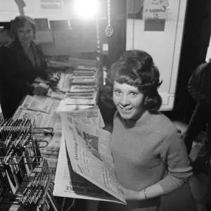 Alter Burghausen-Newsstand in der Lage sein zu bleiben und geöffnet zu bleiben trotz eines Schwarzausfalls durch die Verwendung einer Gaslampe; Birmingham