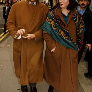Oliver Reed Attore che cammina per la strada con la moglie Josephine per apparire in tribunale. Oliver Reed Attore che cammina per la strada con la moglie Josephine per apparire in tribunale.