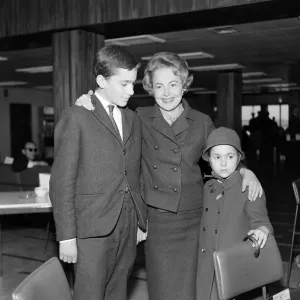 Olivia De Havilland all'aeroporto di Londra con i suoi figli Benjamin. Olivia De Havilland all'aeroporto di Londra con i suoi figli Benjamin.