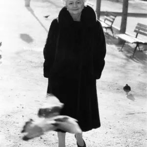 Olivia de Havilland vicino a casa sua a Parigi. 10 dicembre 1987