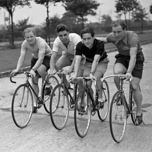 Cycliste olympique et champion du monde de la vitesse Reg Harris (droite)