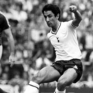 Ossie Ardiles in action for Tottenham Hotspur, circa 1981