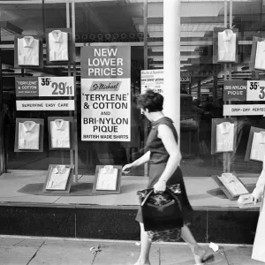 Fuori da una filiale di Marks & Spencer. 22 settembre 1966. Fuori da una filiale di Marks & Spencer. 22 settembre 1966.