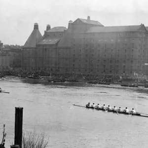 La course de bateaux Oxford-Cambridge. Passer le poteau d'arrivée à Mortlake. La course de bateaux Oxford-Cambridge. Passer le poteau d'arrivée à Mortlake.