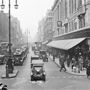 Calle de Oxford, Londres. Un escenario concurrido con coches y peatones. Calle de Oxford, Londres. Un escenario concurrido con coches y peatones.