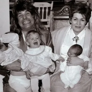 Ozzy e Sharon Osbourne con i loro bambini urlanti da sinistra a destra: Aimee di 2 anni. Ozzy e Sharon Osbourne con i loro bambini urlanti da sinistra a destra: Aimee di 2 anni.
