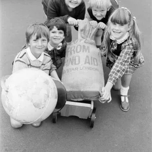 Les écoles primaires et maternelles de l'église Linthwaite emballent des aliments pour l'Afrique. Les écoles primaires et maternelles de l'église Linthwaite emballent des aliments pour l'Afrique.