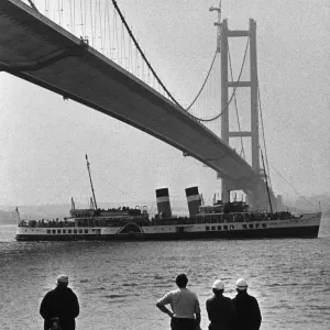 Il paddle steamer Waverley passa sotto il ponte Humber mentre si avvicina alla fine delle opere. Il paddle steamer Waverley passa sotto il ponte Humber mentre si avvicina alla fine delle opere.