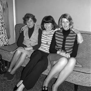 Pam Ayres en su camerino en el Bristol Hippodrome con su madre y hermana.
