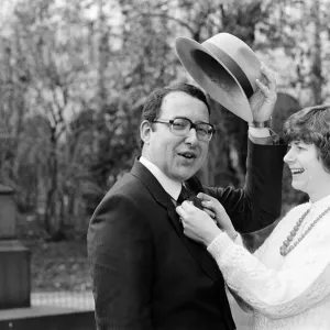 Pam Ayres à IMBEX 86, l'exposition de l'industrie du vêtement à Londres Olympia.