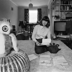 Pam Ayres répond à des lettres de fans dans son salon chez elle dans un village en Oxfordshire.