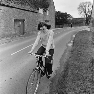 Pam Ayres en train de faire du vélo près de sa maison dans un village en Oxfordshire. 12 mai 1977.