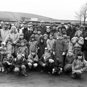 Les parents, les enseignants et les élèves de l'école primaire Newsome prêts à commencer le Bilberry. Les parents, les enseignants et les élèves de l'école primaire Newsome prêts à commencer le Bilberry.