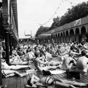 Parisians cool off at The Pont Royal on the banks of the River Seine Parisians cool off at The Pont Royal on the banks of the River Seine