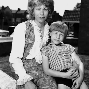 Pat Andrews, ex fidanzata di Rolling Stone Brian Jones con il loro figlio Mark nel 1969. Pat Andrews, ex fidanzata di Rolling Stone Brian Jones con il loro figlio Mark nel 1969.