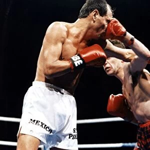 Pat Clinton boxer punches Isidro Perez on the nose at the Kelvin Hall world title fight