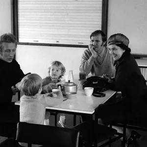 Pat Crerand y Denis Law con la Sra. OFarrell junio 1971 esposa de Frank OFarrell. Pat Crerand y Denis Law con la Sra. OFarrell junio 1971 esposa de Frank OFarrell.