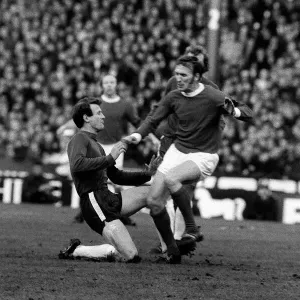 Pat Crerand del Manchester United es desafiado en enero de 1971 por Peter Houseman del Chelsea. Pat Crerand del Manchester United es desafiado en enero de 1971 por Peter Houseman del Chelsea.