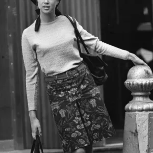 Patti Boyd model vistiendo un sombrero estilo beret de 1964. Patti Boyd model vistiendo un sombrero estilo beret de 1964.