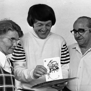 Paul Daniels, gezeichnet mit seinen Eltern Hughie und Nancy Daniels auf ihrem Zuhause in Brotton