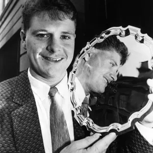 Paul Gascoigne (Gazza) recibiendo el premio Young Eagle de Barclays. Noviembre 1987. Paul Gascoigne (Gazza) recibiendo el premio Young Eagle de Barclays. Noviembre 1987.
