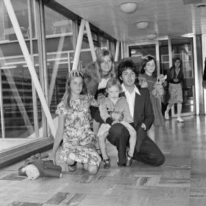 Paul McCartney y su familia salen del aeropuerto de Londres Heathrow para una semana de vacaciones en Nueva.